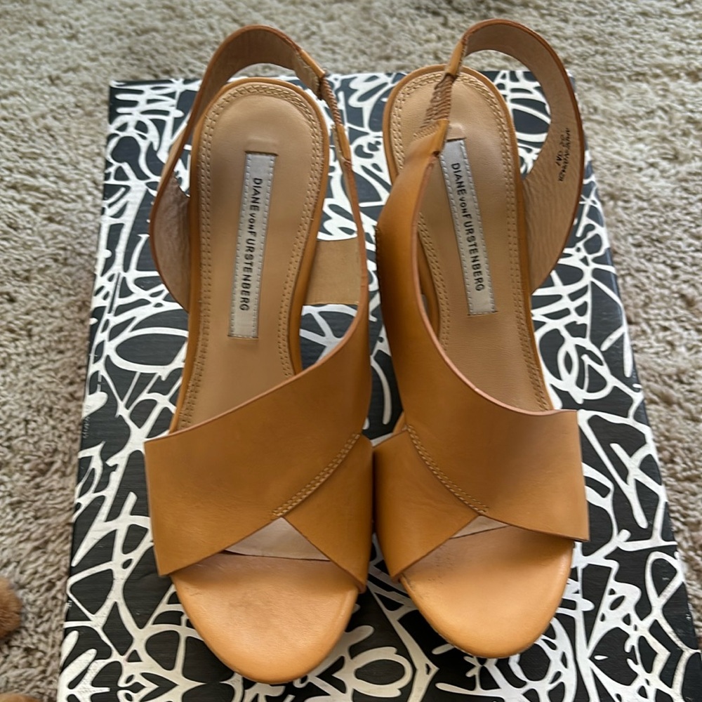 DIANNE VON FURSTENBURG - DVF Sunny Wood & Leather Wedge Sandal, Size 6